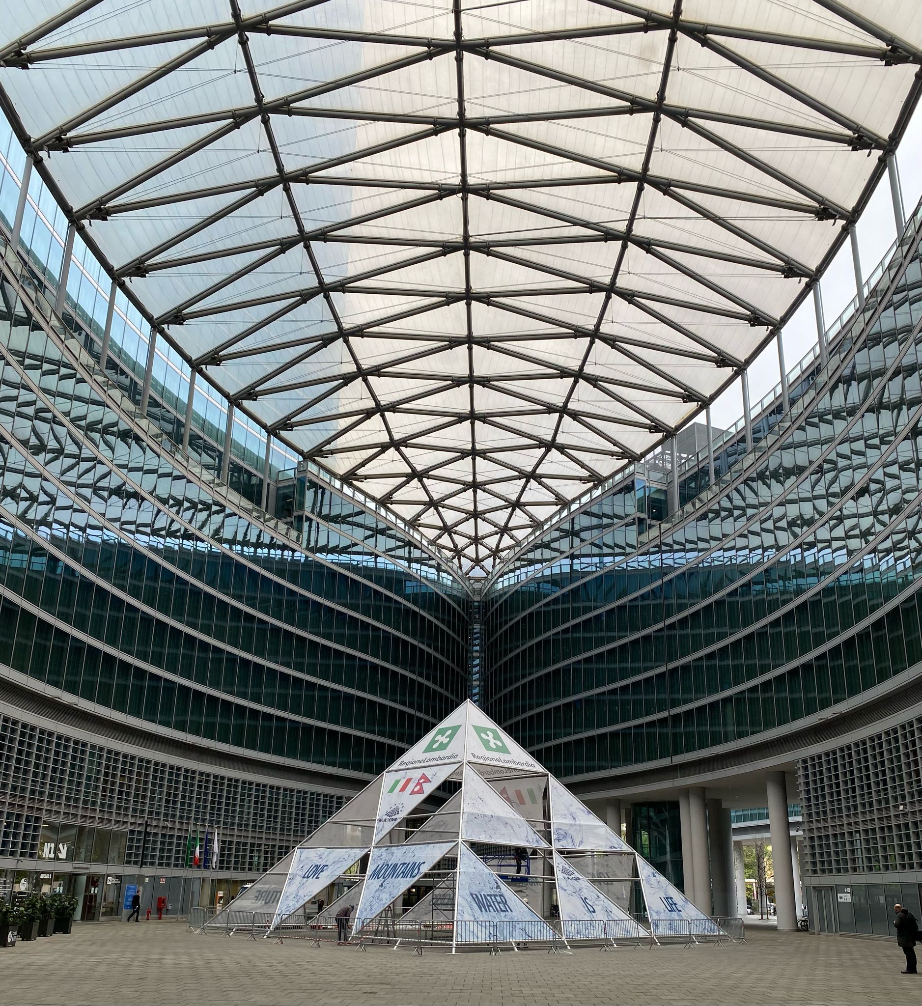 Installazione "Fuori Salone 2024" in Piazza Città di Lombardia